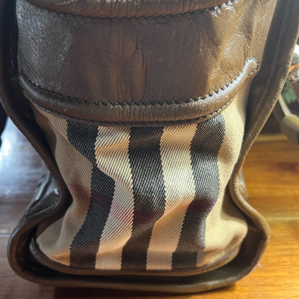 Burberry Brown and Tan Shoulder Bag beautiful. Vintage. Large - Picture 11 of 16